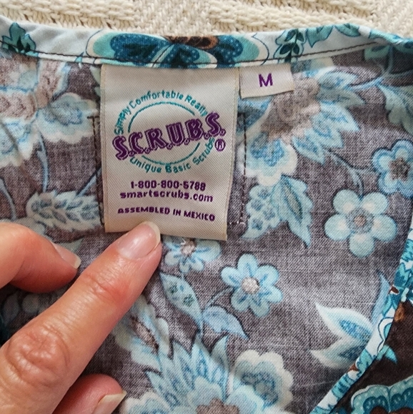 Scrubs. Scrub top. Size M - Picture 3 of 5